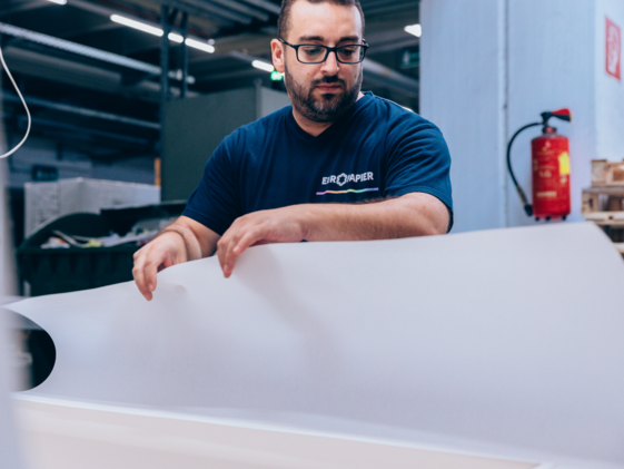 Mann zeigt Papierschneide