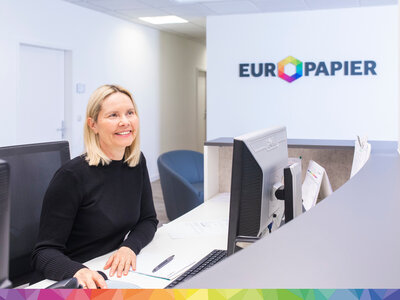 Blonde Frau an Rezeption