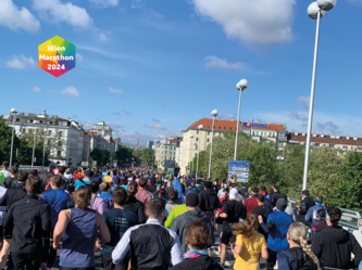 Menschenmenge läuft beim Vienna City Marathon