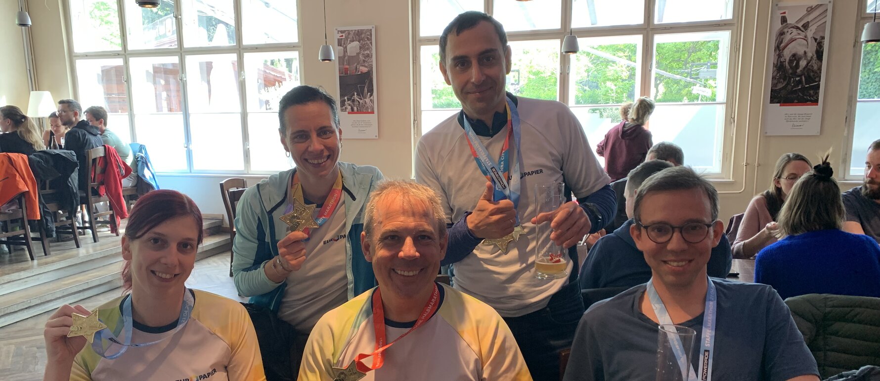 Fünf Teilnehmer vom VCM24 zeigen ihre Medaille