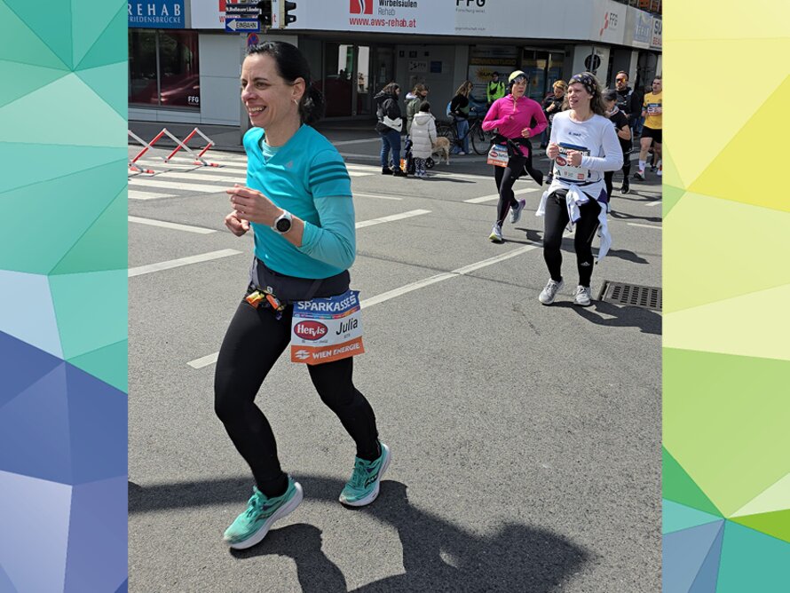 Nahaufnahme Frau läuft Marathon im Hintergrund weitere Teilnehmerinnen