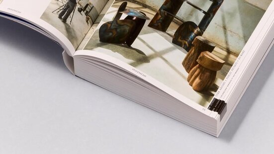 DAE Katalog aufgeschlagen, Hände halten Katalog | © Philipp Doringer 